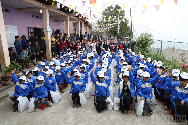 Các em học sinh tại điểm trường Thu Mưng chụp ảnh lưu niệm cùng đoàn công tác của Vietravel chi nhánh Hải Phòng cùng các mạnh thường quân