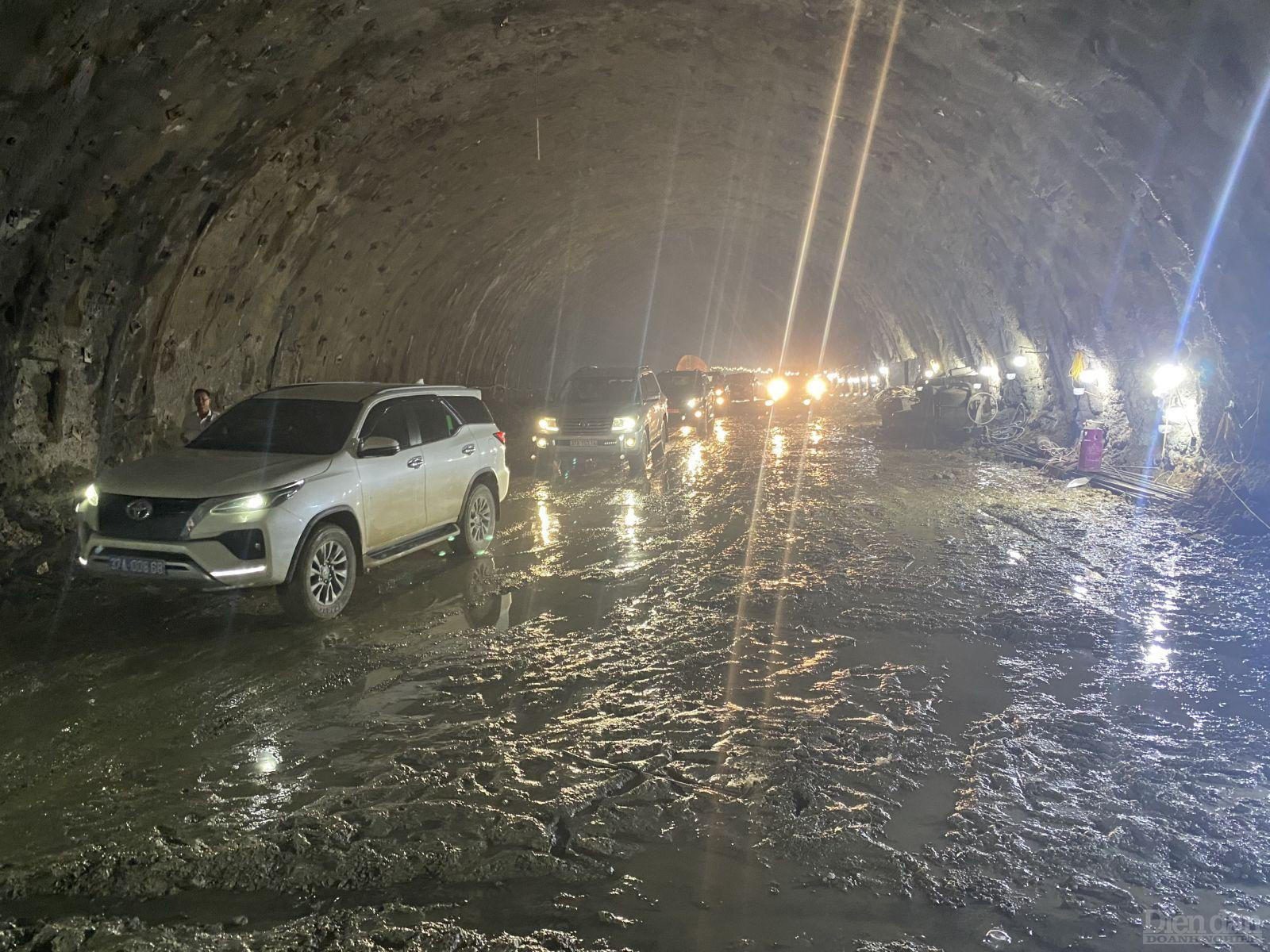 Hầm Thần Vũ có tổng chiều dài 1,13 km xuyên qua núi Thần Vũ, phía Bắc thuộc huyện Diễn Châu và phía Nam thuộc huyện Nghi Lộc, tỉnh Nghệ An, thuộc Dự án cao tốc Diễn Châu - Bãi Vọt chính thức được thông tuyến vào ngày 14/10/2023 sau hơn 15 tháng thi công