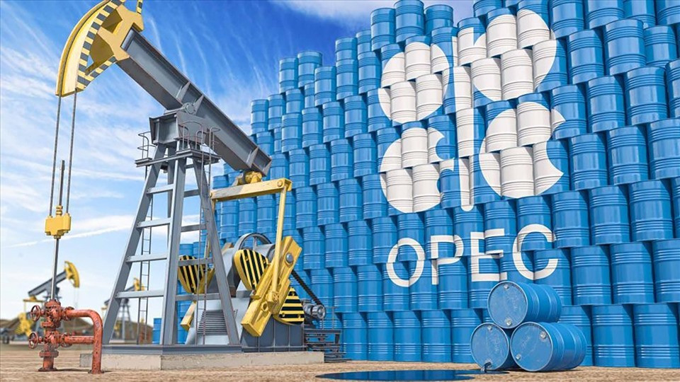 OPEC+ đang bất đồng về việc tiếp tục hạ hay giữ nguyên sản lượng khai thác dầu