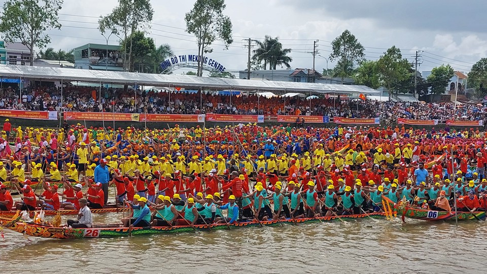 Hàng nghìn vận động tham gia thi đấu tại Giải đua ghe Ngo tỉnh Sóc Trăng năm 2023.