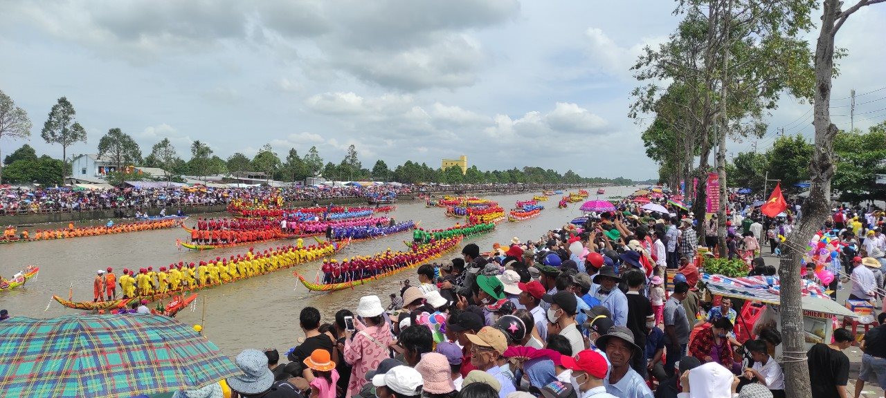 Giải đua ghe Ngo thu hút hàng trăm ngàn khán giả tham gia cổ vũ