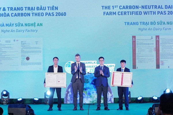 Vinamilk đón nhận chứng nhận trung hòa carbon cho nhà máy và trang trại đầu tiên.