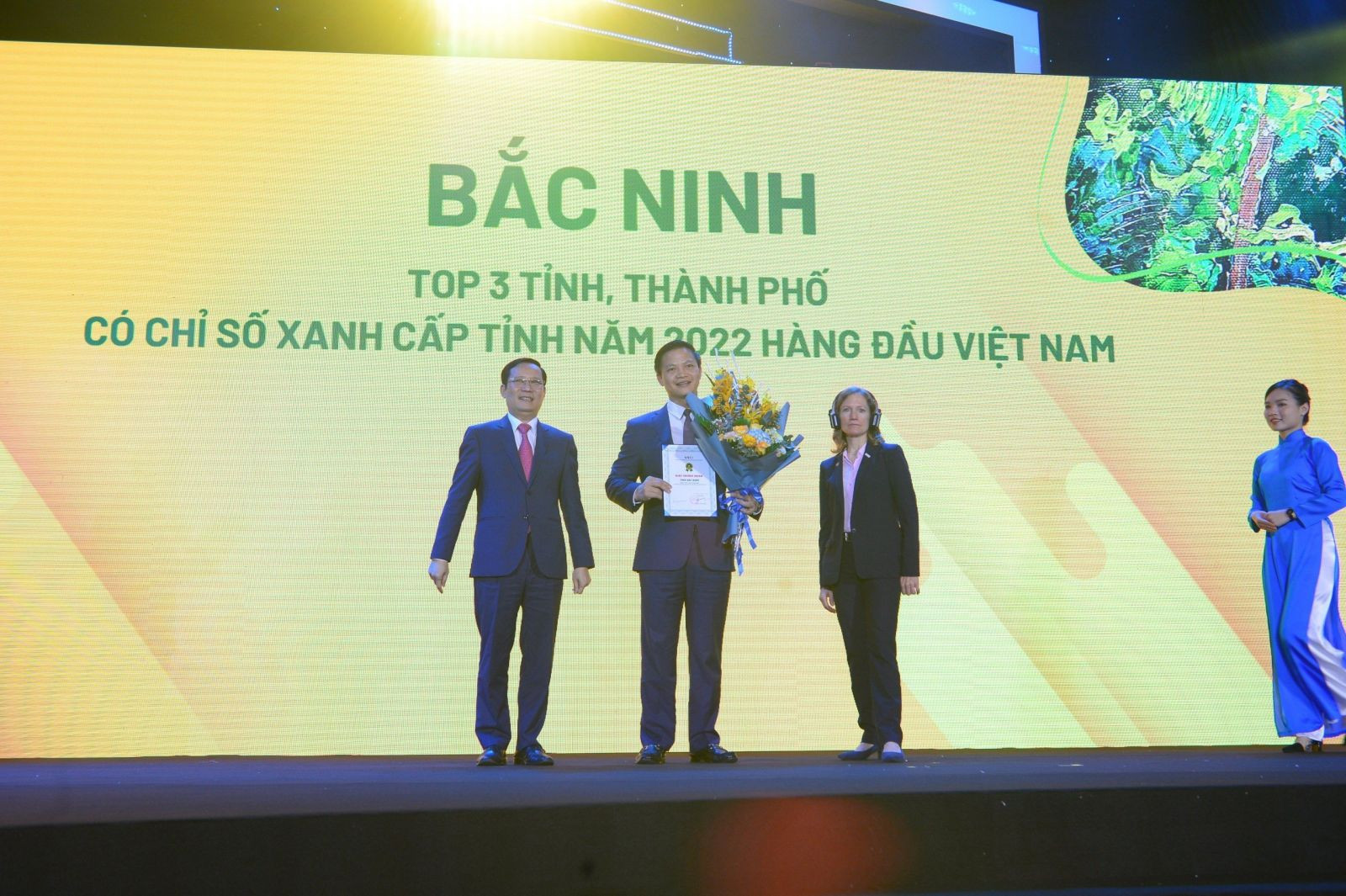 Ông Vương Quốc Tuấn – Phó Chủ tịch thường trực UBND tỉnh Bắc Ninh nhận kỷ niệm chương của VCCI đối với những địa phương Top 10 PCI cả nước