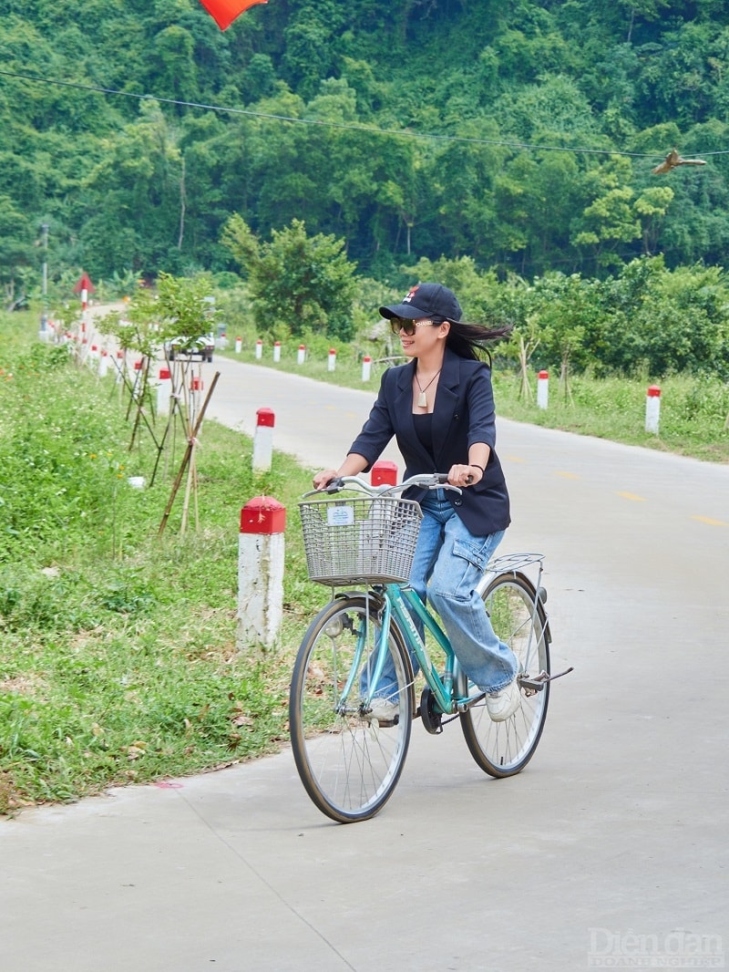 Du khách đến tham quan, trải nghiệm tại làng Việt Hải, huyện Cát Hải, TP Hải Phòng