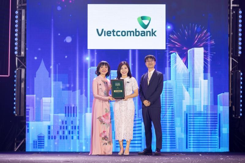 Bà Nguyễn Thị Minh Hải - Phó trưởng Văn phòng đại diện Vietcombank tại Tp Hồ Chí Minh nhận giải thưởng do Ban tổ chức trao tặng