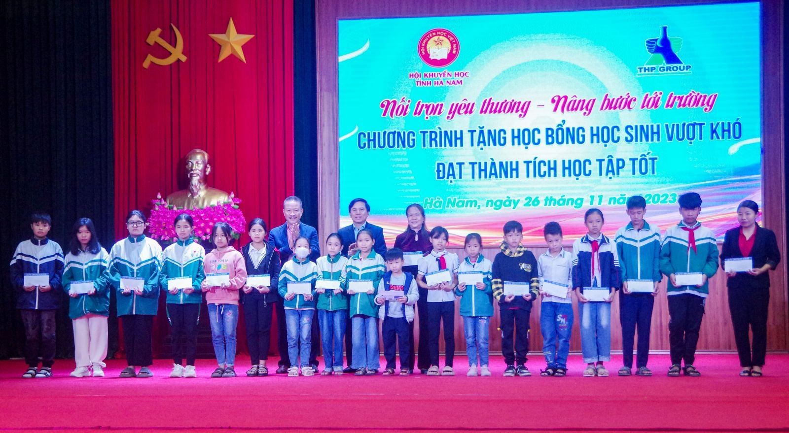 150 em học sinh vượt khó đạt thành tích học tập tốt đã được trao tận tay học bổng 2 triệu đồng mỗi em