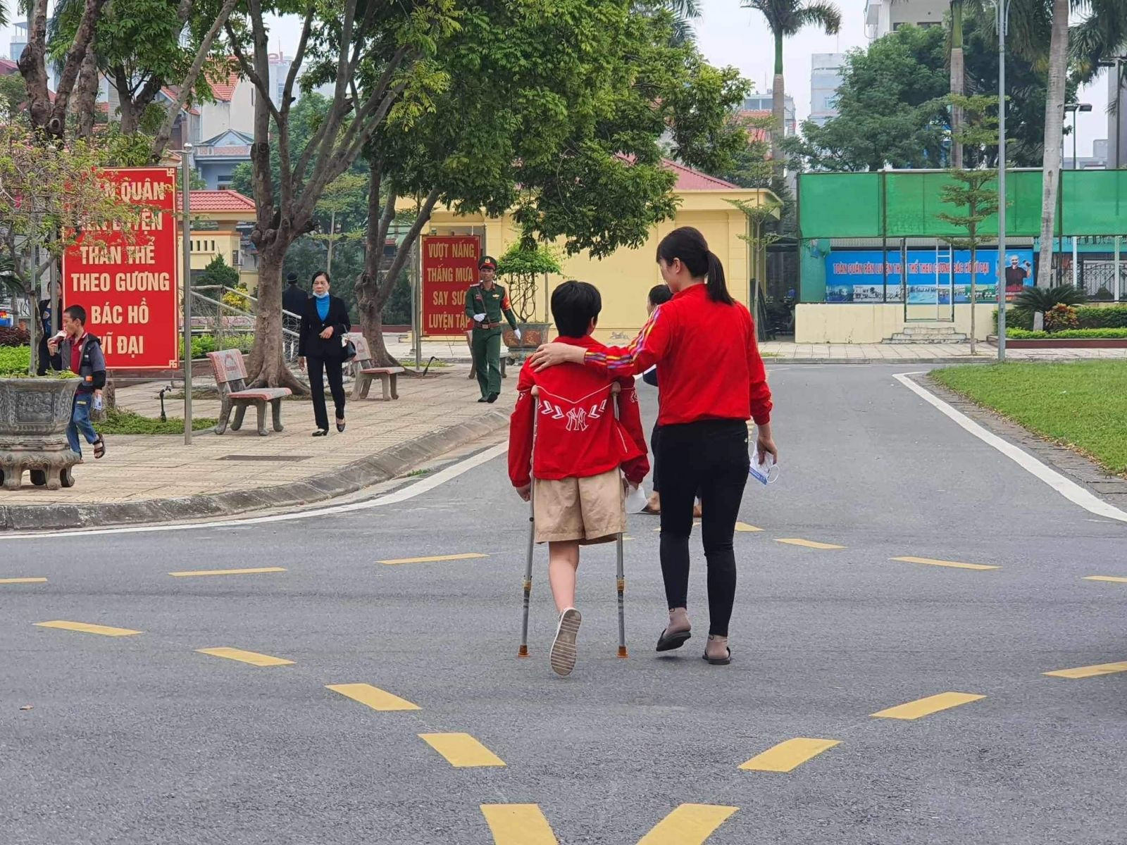 Em T.K.L và mẹ, dù gặp rất nhiều khó khăn trong cuộc sống nhưng em vẫn vươn lên trong học tập, trở thành tấm gương sáng cho bạn bè và là niềm tự hào của gia đình, thầy cô