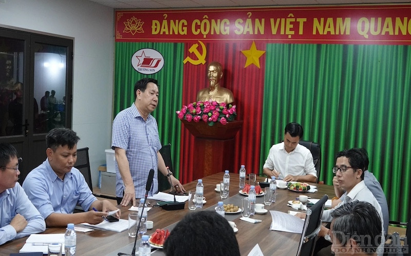 ông Lê Ngọc Hùng - Phó giám đốc Ban Quản lý Dự án đầu tư xây dựng các công trình giao thông TP.HCM (gọi tắt là Ban Giao thông) cho biết, đến nay dự án thành phần 1 (xây lắp) đã giải ngân 1.576/7.600 tỉ đồng (đạt 20,73%). Riêng cấu phần bồi thường, hỗ trợ, tái định cư có tiến độ tốt hơn, đã giải ngân 10.162/14.751 tỉ đồng (đạt 69%).