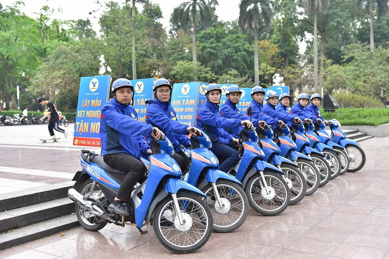 Cán bộ lấy mẫu chuyên nghiệp, tận tâm mang đến sự an tâm cho người dân như chính được người thân chăm sóc sức khỏe