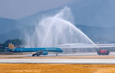 Nghi thức phun vòi rồng chào đón chuyến bay 