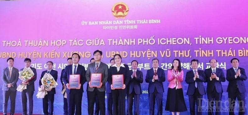 Đại diện lãnh đạo Đảng, Nhà nước của Việt Nam và Hàn Quốc, tỉnh Thái Bình chứng kiến lễ ký kết thỏa thuận hợp tác giữa doanh nghiệp Việt Nam và Hàn Quốc