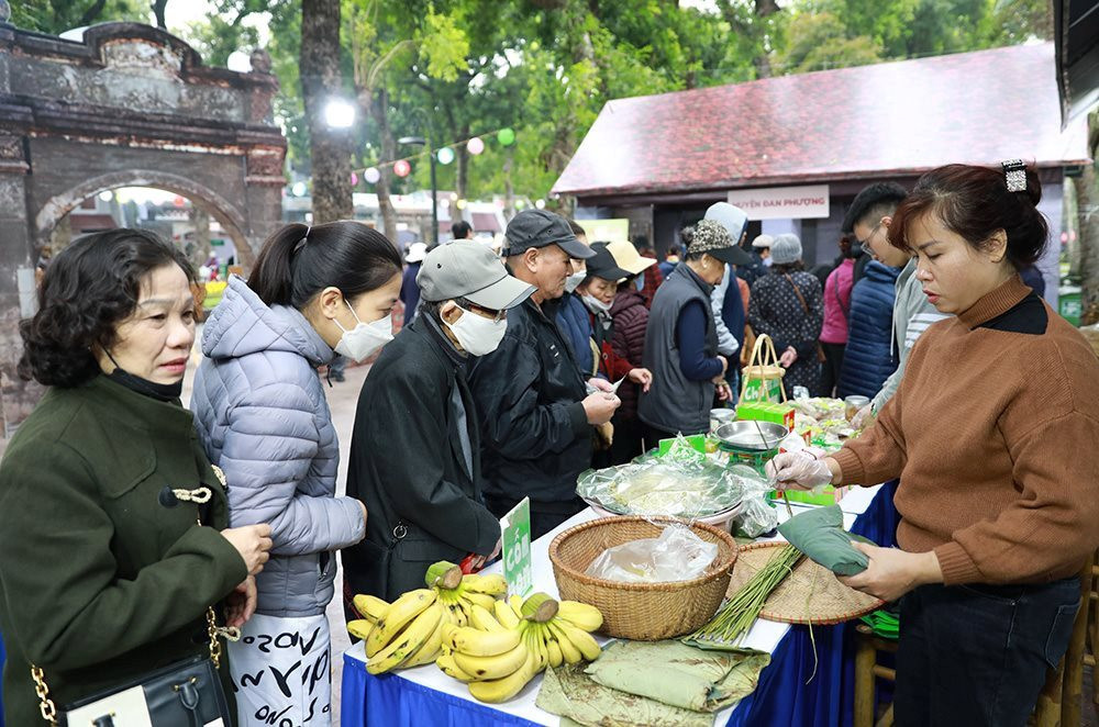 Du khách trải nghiệm nhiều đặc sản ẩm thực Hà Nội và các nước tại Lễ hội Văn hóa Ẩm thực Hà Nội 2023.