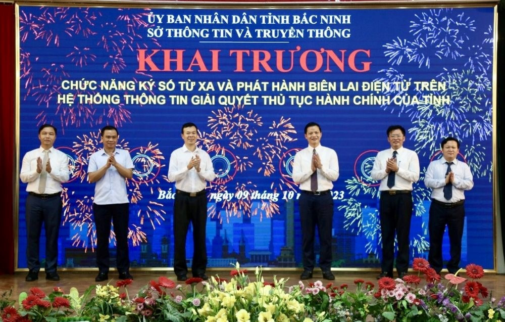 Các đại biểu bấm nút khai trương chức năng ký số từ xa và phát hành biên lai điện tử trên Hệ thống thông tin giải quyết TTHC của tỉnh Bắc Ninh, ngày 9/10/ 2023