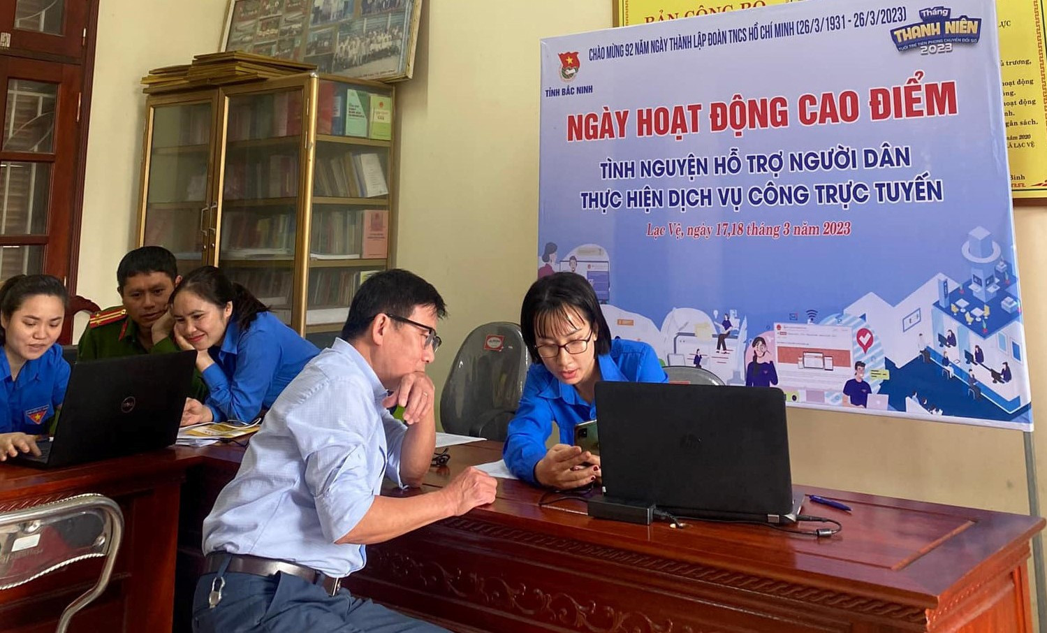 Hỗ trợ người dân thực hiện dịch vụ công trực tuyến tại các xã, thị trấn