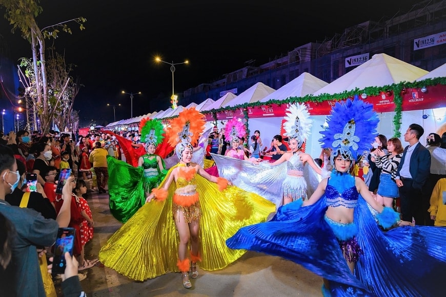 Đoàn biểu diễn carnival trình diễn dọc tuyến phố 3/2 trong tiếng vỗ tay của người dân tại Lễp/hội đón Giáng sinh năm 2022