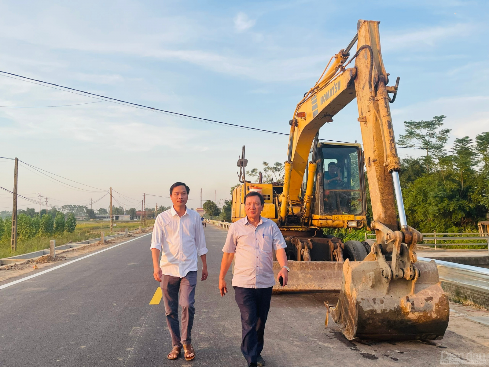 Ông Nguyễn Ngọc Nhường, Giám đốc Trung tâm PTQĐ và CCN huyện Quỳnh Phụ kiểm tra tiến độ dự án trên địa bàn huyện