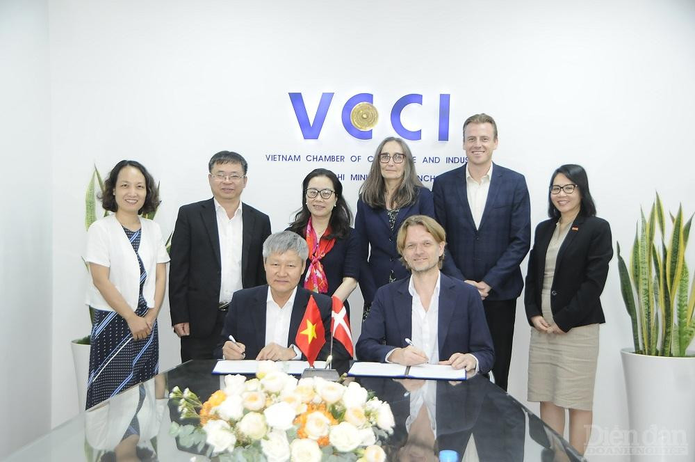 Ông Võ Tân Thành và ông Jesper Friis đại diện VCCI và DI ký kết Ý định thư hợp tác - Ảnh: Đình Đại.