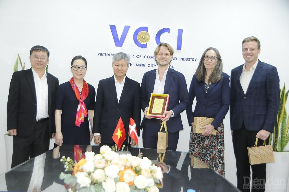 Lãnh đạo VCCI chụp ảnh lưu niệm củng Đại diện DI sau Lễ ký kết - Ảnh: Đình Đại.