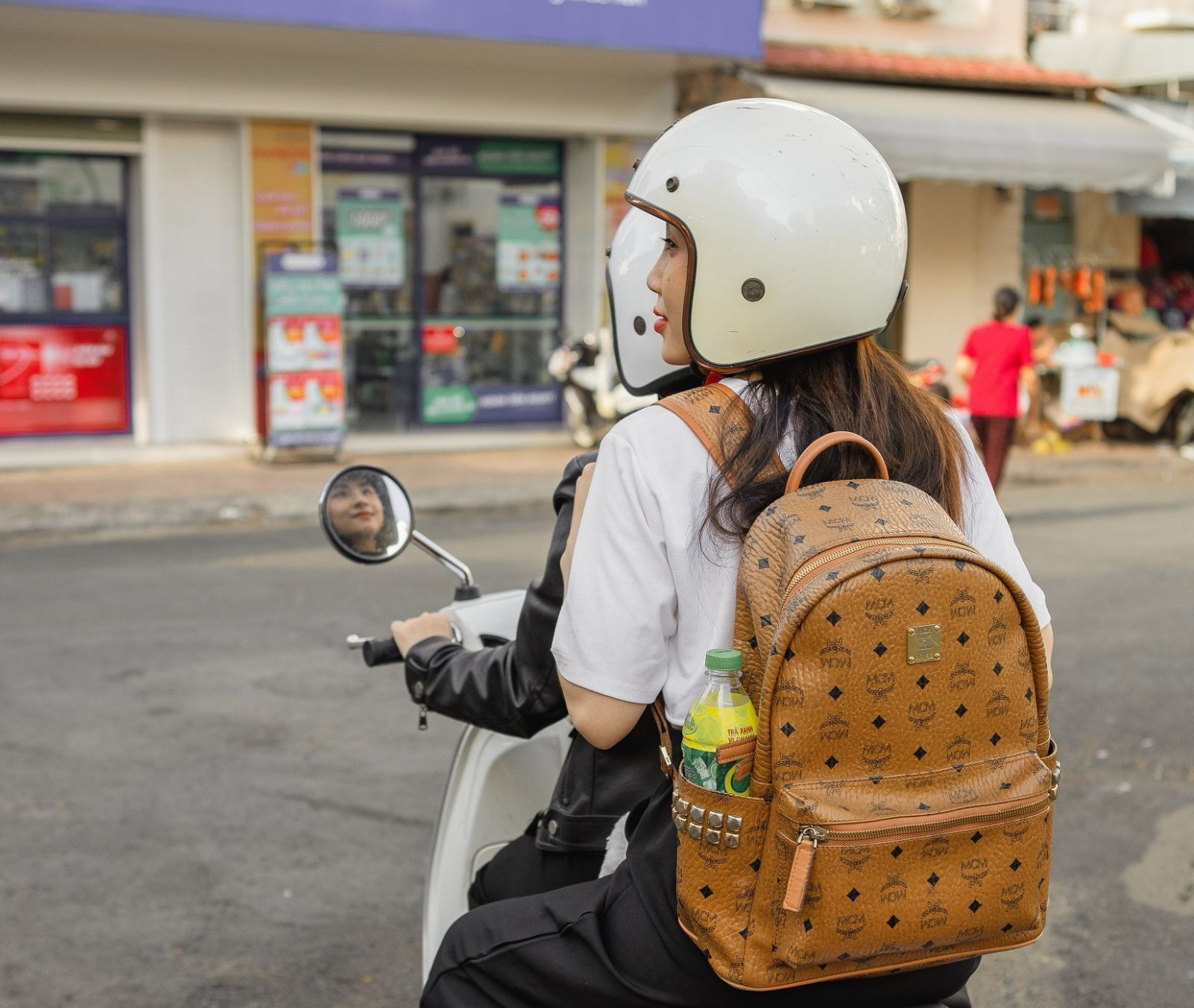 Nhiều sinh viên ngày đi học, tối làm thêm để tranh thủ kiếm thêm thu nhập trong mùa cuối năm.