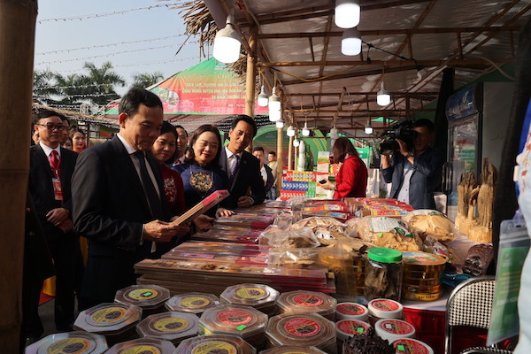 Phó Thủ tướng Chính phủ, Trần Lưu Quang cùng đại diện Lãnh đạo Bộ, ban ngành Thành phố Hà Nội, Lãnh đạo Huyện uỷ , UBND huyện Ứng Hoà, HPA đi tham quan các gian hàng tại triển lãm.