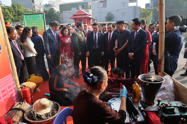 Phó Thủ tướng Chính phủ, Trần Lưu Quang cùng đại diện Lãnh đạo Bộ, ban ngành Thành phố Hà Nội, Lãnh đạo Huyện uỷ , UBND huyện Ứng Hoà, HPA đi tham quan các gian hàng tại triển lãm.