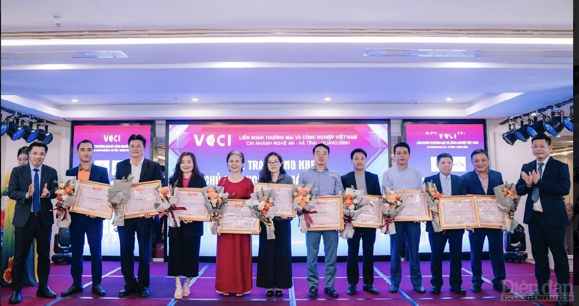 Ông Đậu Anh Tuấn và ông Nguyễn Xuân Sinh trao tặng Bằng khen của Chủ tịch VCCI cho 10 doanh nghiệp đạt thành tích xuất sắc trong hoạt động sản xuất kinh doanh, có nhiều đóng góp cho xã hội và cộng đồng xã hội 