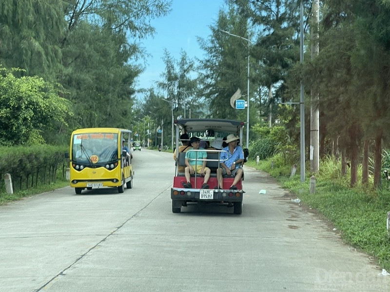 Du khách đến thăm đảo Cô Tô, tỉnh Quảng Ninh