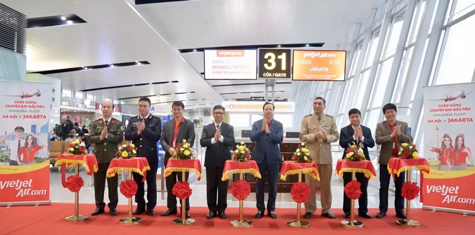 Đại sứ Indonesia tại Việt Nam - ông Denny Abdi, Thành viên HĐQT Vietjet - ông Chu Việt Cường cùng lãnh đạo sân bay quốc tế Nội Bài thực hiện nghi thức khai trương đường bay Hà Nội - Jakarta (Indonesia)