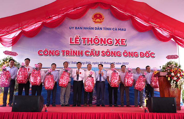 Phó thủ tướng Lê Minh Khái (phải) và Bí thư Tỉnh uỷ Cà Mau Nguyễn Tiến Hải tặng quà cho chủ đầu tư, các đơn vị thi công có thành tích góp phần hoàn thành cầu Ông Đốc.