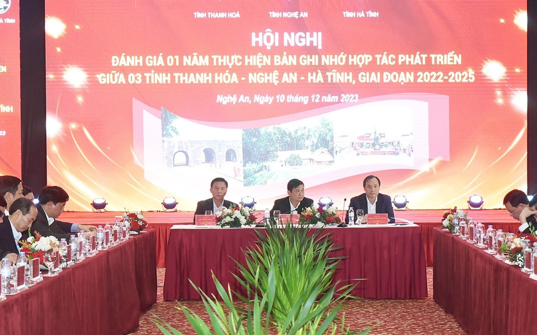 Sáng 10/12, tại Nghệ An, Ban Thường vụ Tỉnh ủy 3 tỉnh Nghệ An, Thanh Hóa, Hà Tĩnh phối hợp tổ chức hội nghị đánh giá 1 năm thực hiện bản ghi nhớ hợp tác phát triển giữa 3 địa phương