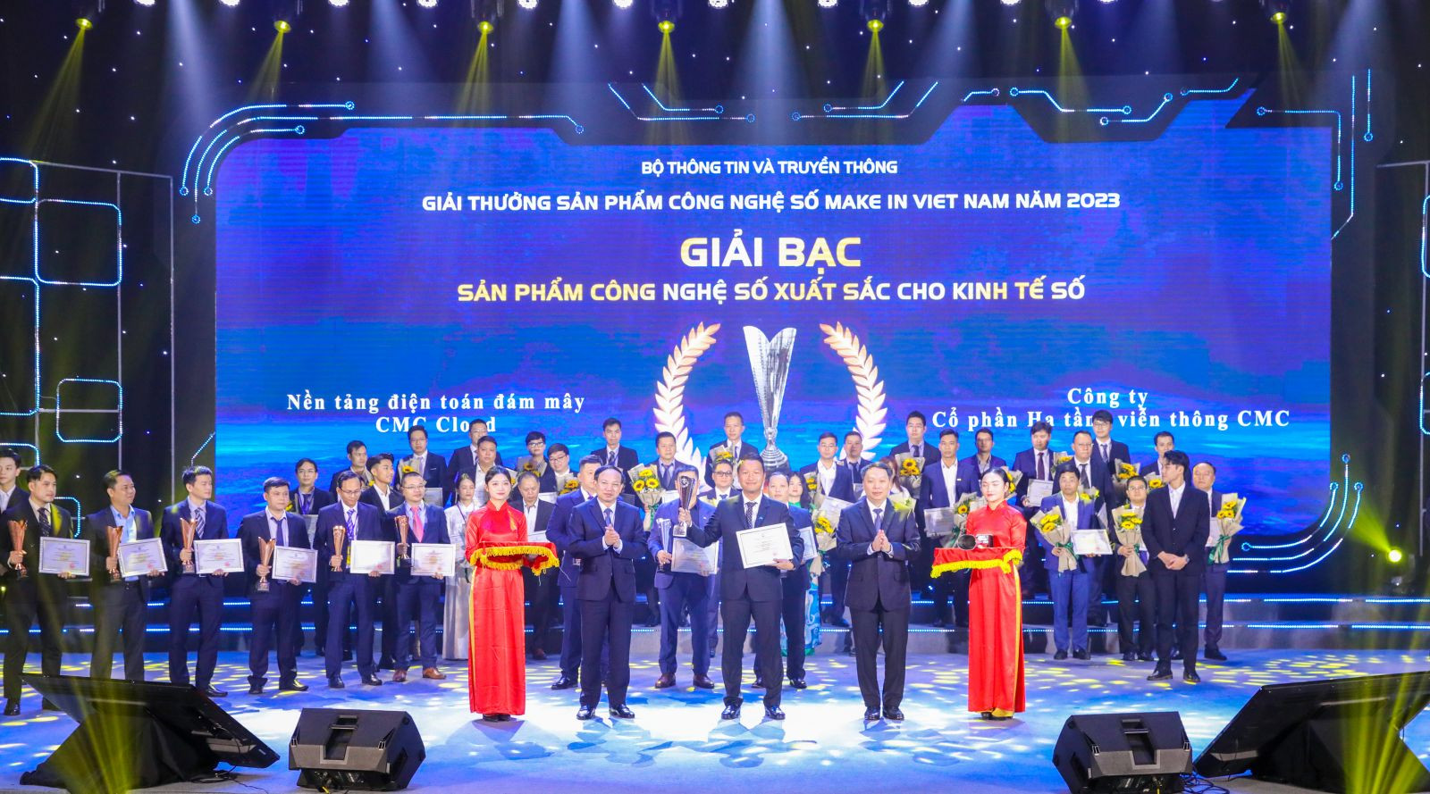 Ông Đặng Tùng Sơn - Phó tổng giám đốc, Giám đốc Kinh doanh và Marketing CMC Telecom đại diện doanh nghiệp nhận giải Bạc Sản phẩm công nghệ số Make in Viet Nam 2023 cho sản phẩm nền tảng điện toán đám mây CMC Cloud