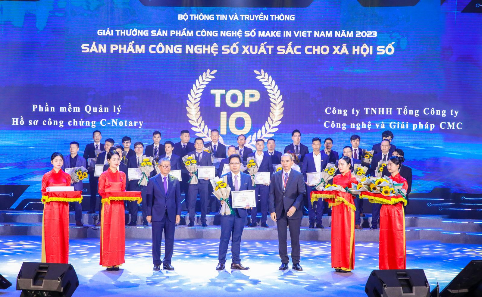 Đại diện CMC TS nhận giải thưởng Sản phẩm số xuất sắc cho xã hội số