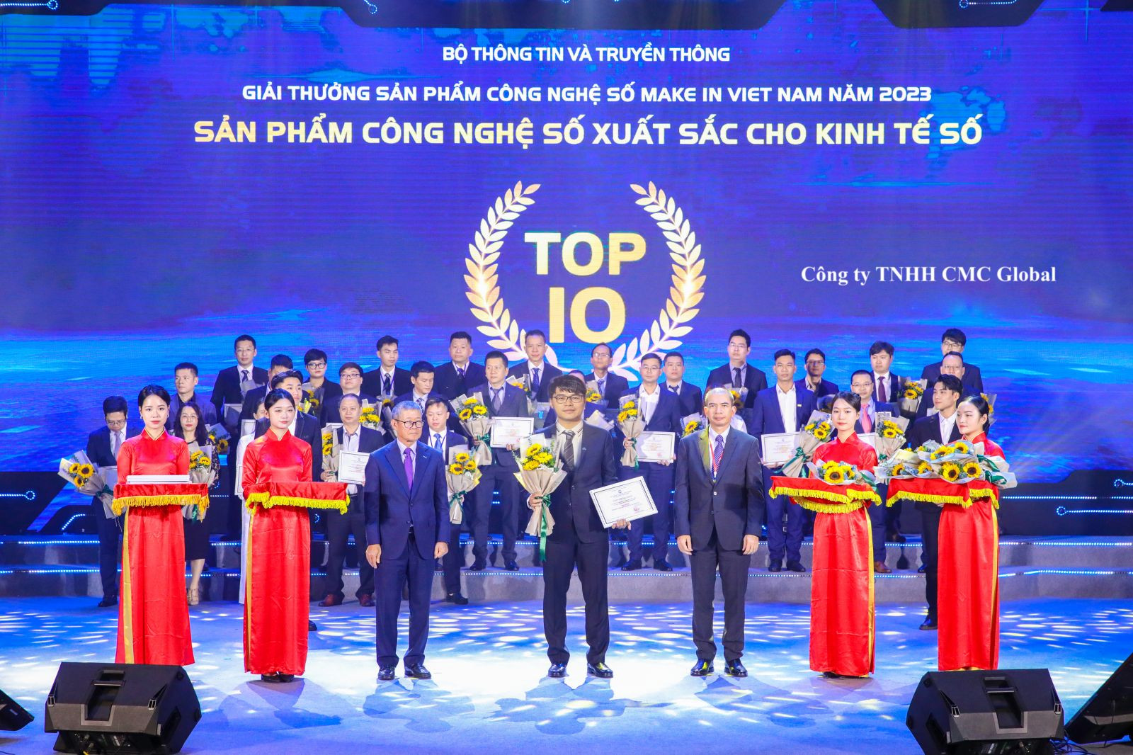 Đại diện CMC Global nhận giải thưởng Sản phẩm Công nghệ số xuất sắc cho thị trường nước ngoài.