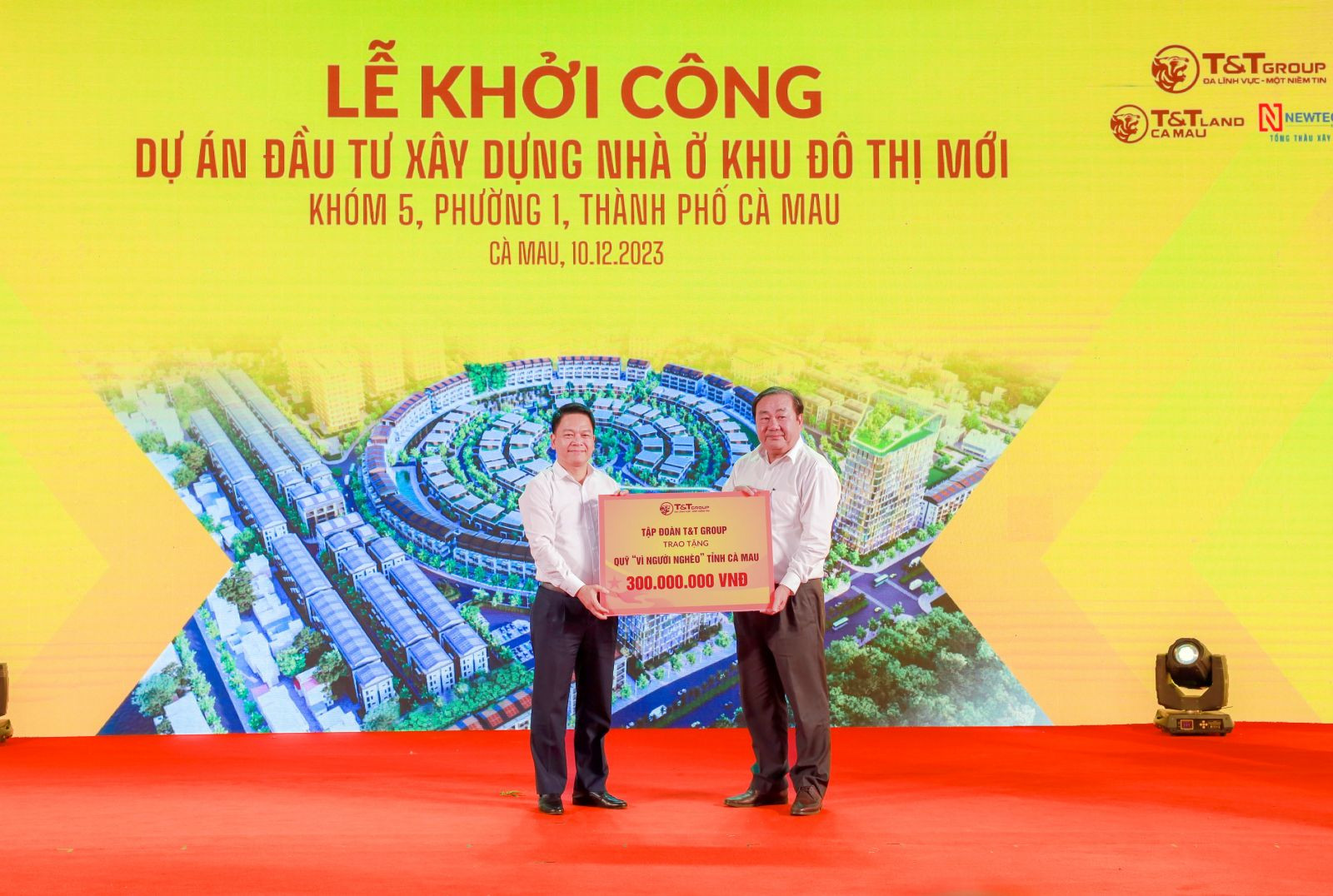 Ông Nguyễn Ngọc Nghị, Thành viên HĐQT, Phó Tổng Giám đốc Tập đoàn T&T Group (bên trái) trao biển ủng hộ Quỹ Vì người nghèo tỉnh Cà Mau 300 triệu đồng cho ông Trần Văn Hiện, Chủ tịch Uỷ ban MTTQ Việt Nam tỉnh Cà Mau (bên phải).