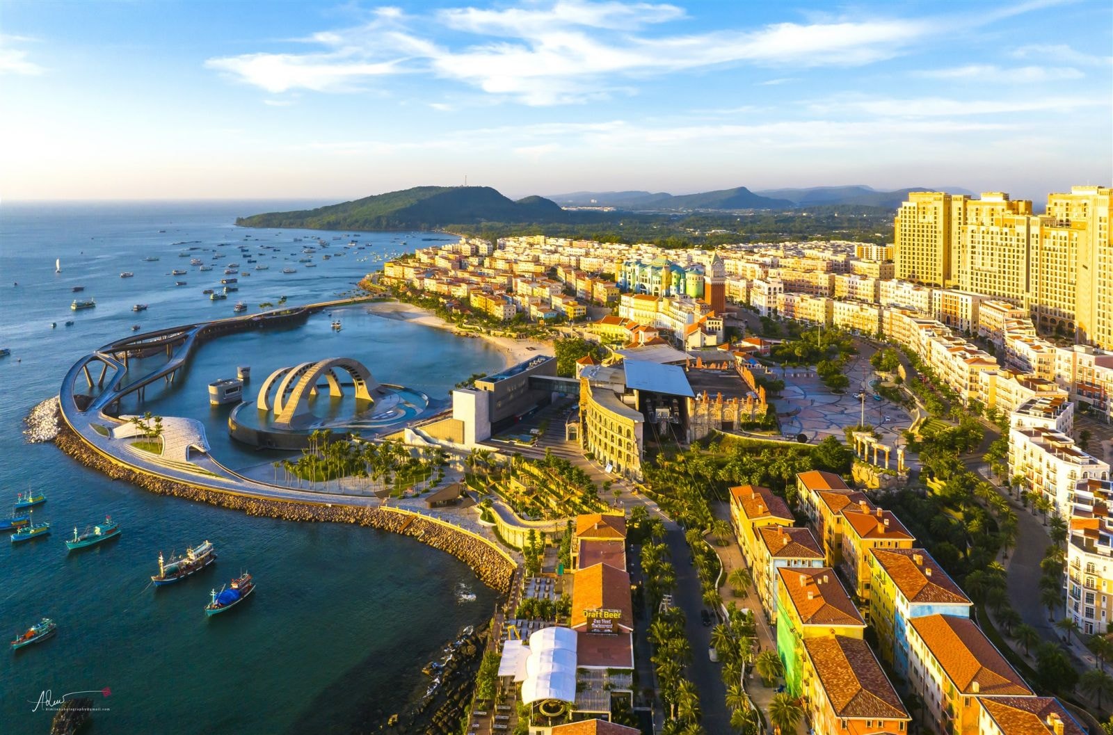 Sunset Town - điểm cầu chính của chương trình Countdown 2024. (Ảnh: Kim Liên)
