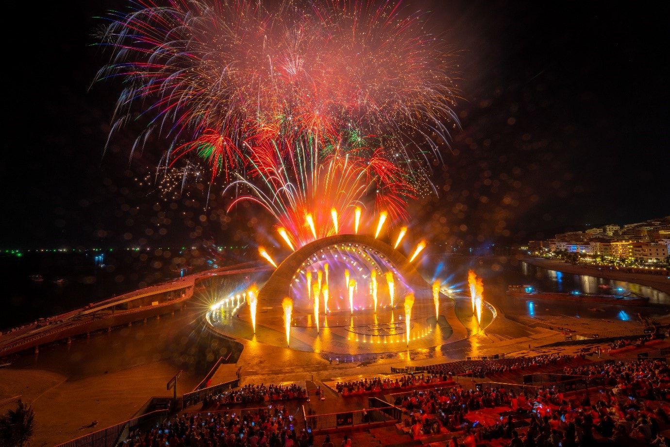 Những màn pháo hoa rực rỡ sẽ liên tục thắp sáng trong show Kiss of The Sea.