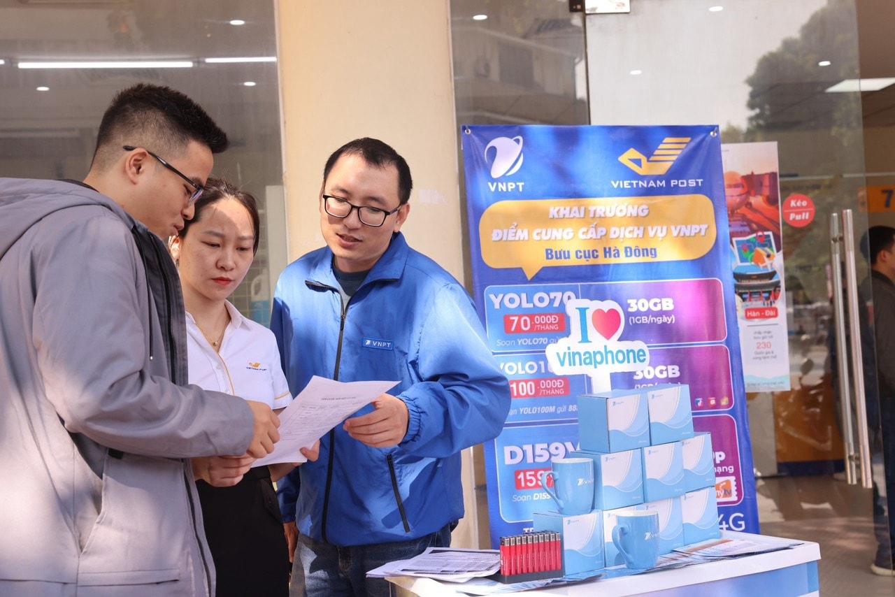 Nhân viên Bưu Điện và nhân viên VNPT sẵn sàng phục vụ khách hàng mọi lúc mọi nơi.JPG