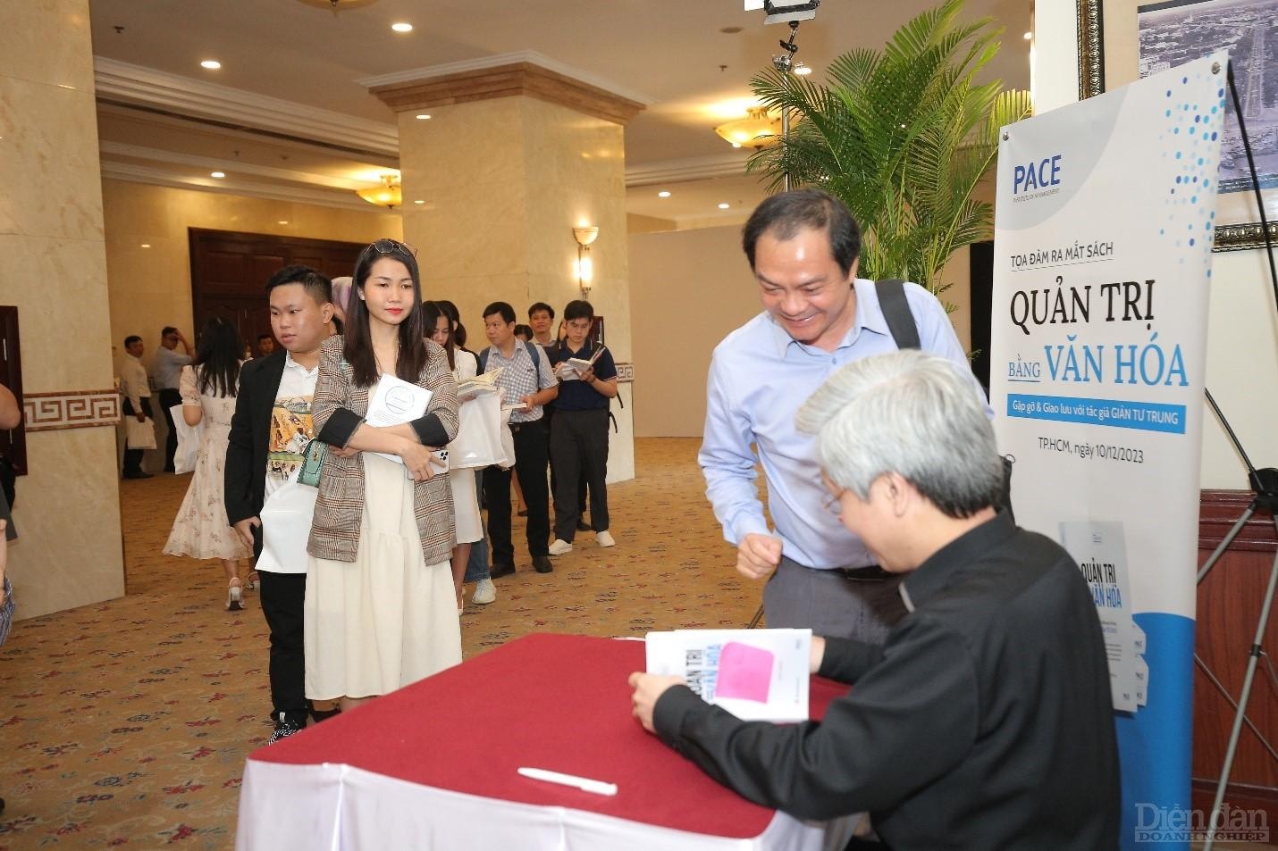 TS. Giản Tư Trung ký tặng sách cho độc giả.