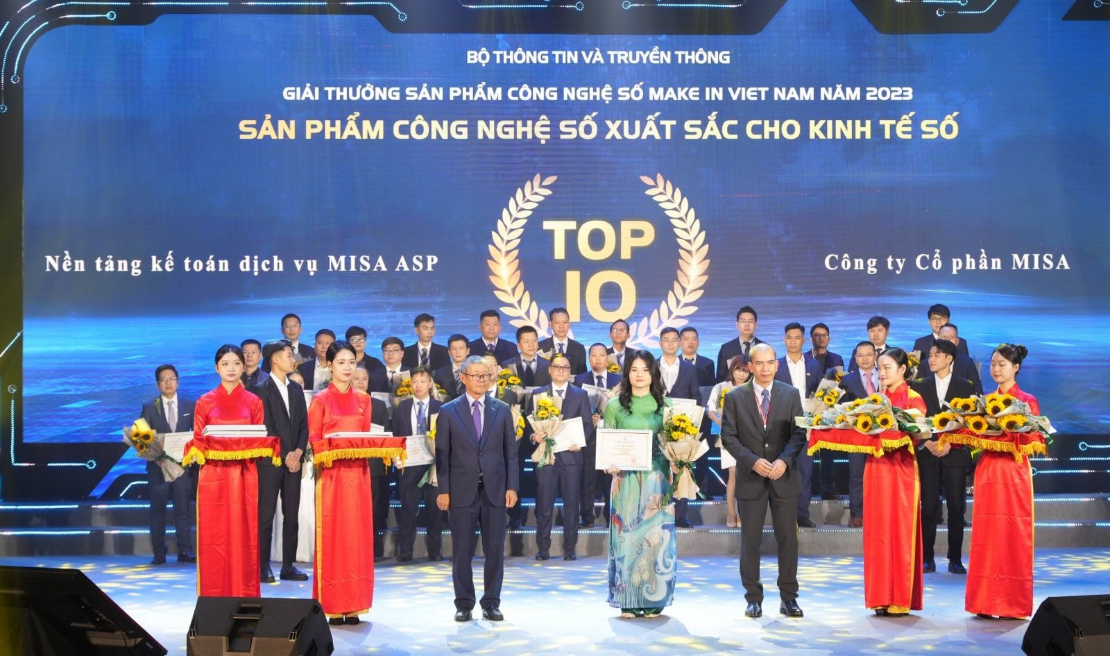 Đại diện MISA, bà Bùi Thị Trang - Giám đốc phát triển nền tảng MISA ASP nhận nhận giấy chứng nhận Top 10 Sản phẩm số xuất sắc cho Kinh tế số với nền tảng kế toán dịch vụ MISA ASP