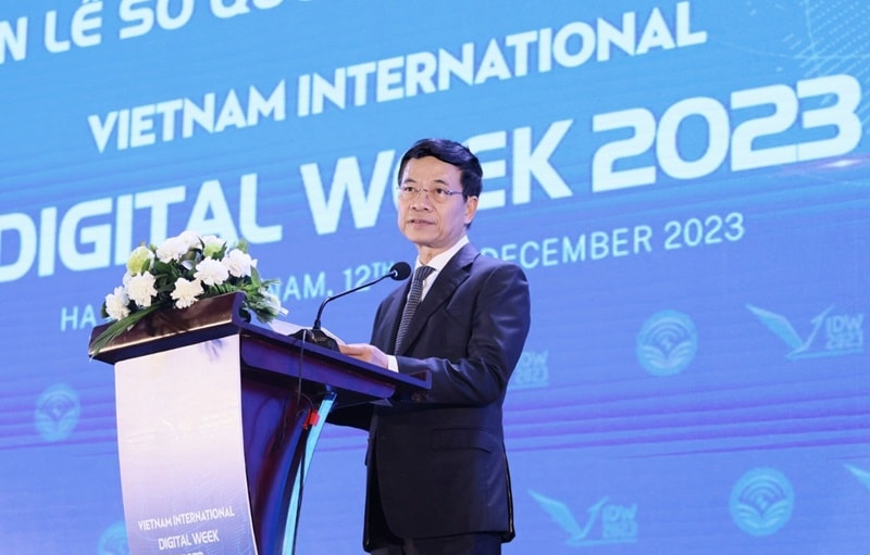 Bộ trưởng Nguyễn Mạnh Hùng