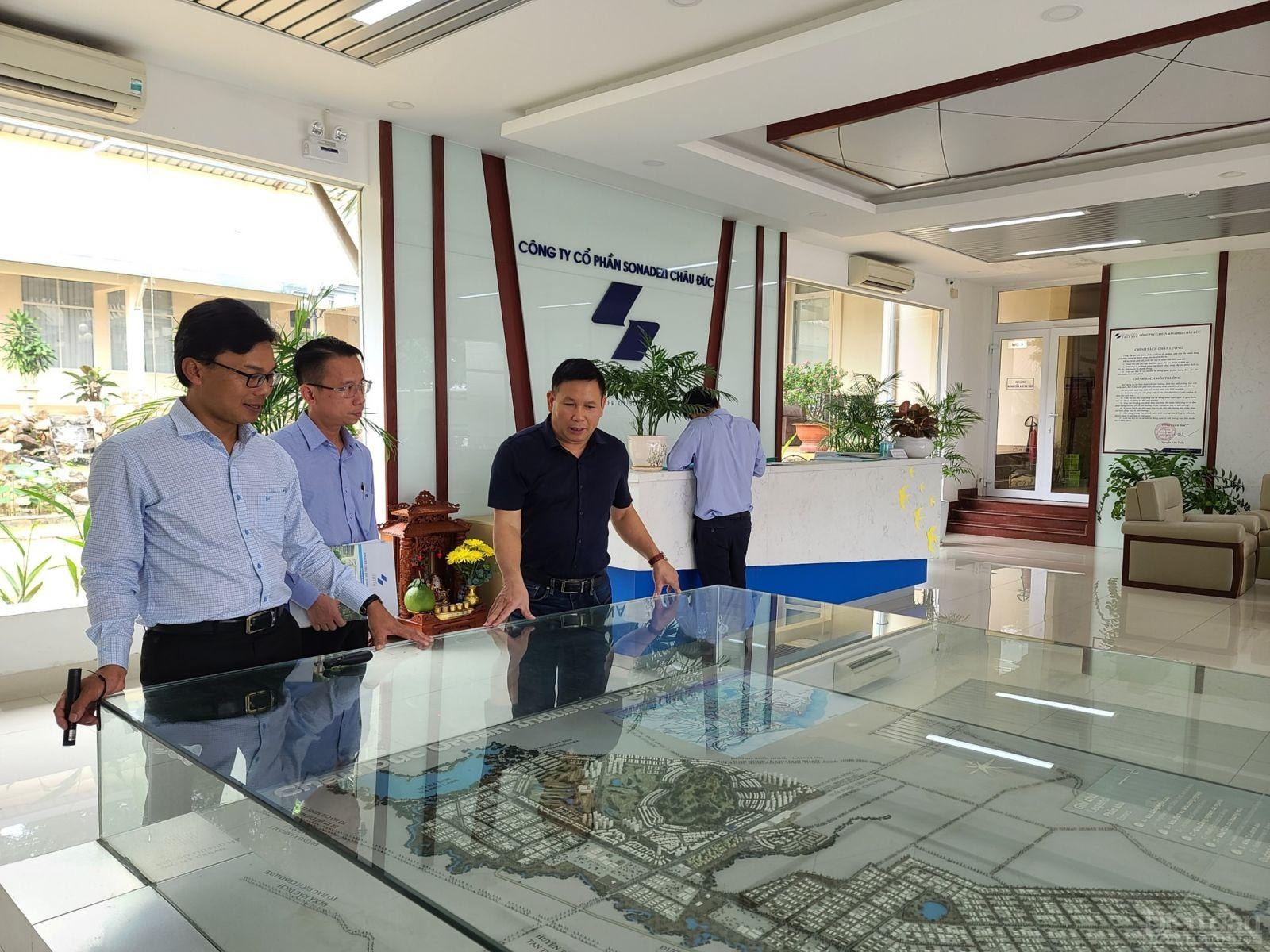Ông Nguyễn Minh Tân, Phó TGĐ Công ty CP Sonadezi Châu Đức giới thiệu dự án KCN đô thị và sân golf Châu Đức