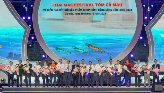 Đại diện Nam A Bank (ngoài cùng bìa phải) nhận hoa cảm ơn từ Ban tổ chức