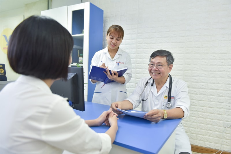 Chuyên gia trực tiếp thăm khám tại Hệ thống Y tế MEDLATEC