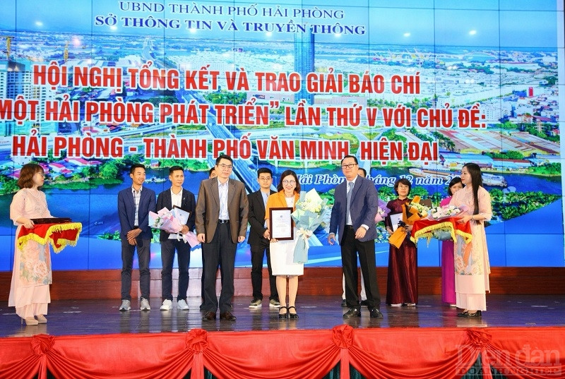 Ban tổ chức trao giải cho nhóm tác giả đạt giải thuộc Tạp chí Diễn đàn Doanh nghiệp với tác phẩm “Về Hải Phòng hôm nay”