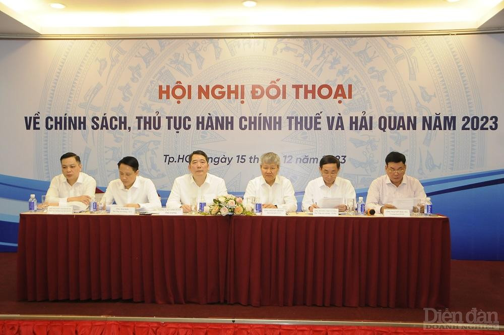 Đại diện VCCI, Bộ Tài chính, cơ quan Thuế và Hải quan tại Hội nghị - Ảnh: Đính Đại.