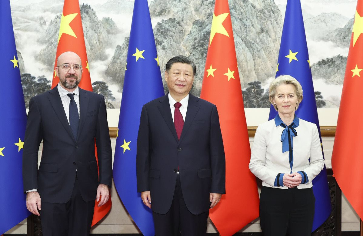 Chủ tịch Hội đồng châu Âu Charles Michel, Chủ tịch Trung Quốc Tập Cận Bình, Chủ tịch Ủy ban châu Âu Ursula von der Leyen, tháng 12/2023.