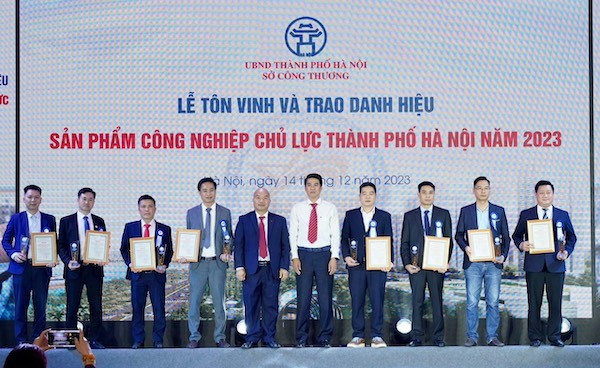 33 sản phẩm của 24 doanh nghiệp được UBND Thành phố công nhận đạt danh hiệu sản phẩm công nghiệp chủ lực thành phố Hà Nội năm 2023