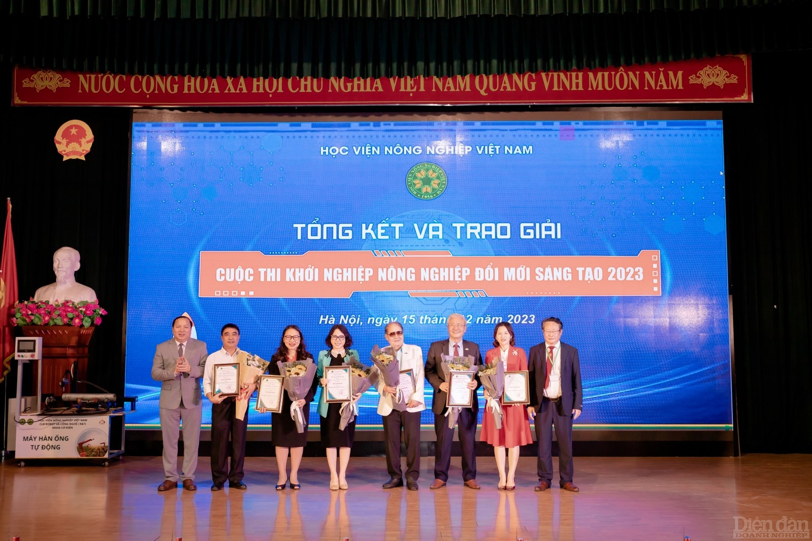 Ban tổ chức tặng hoa Ban giám khảo