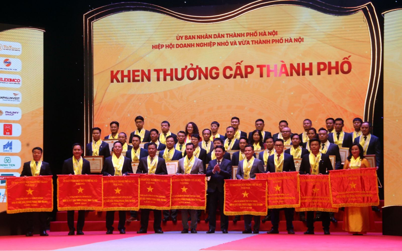 Cờ thi đua xuất sắc dẫn đầu phong trào thi đua khối doanh nghiệp năm 2023 của UBND tP Hà Nội