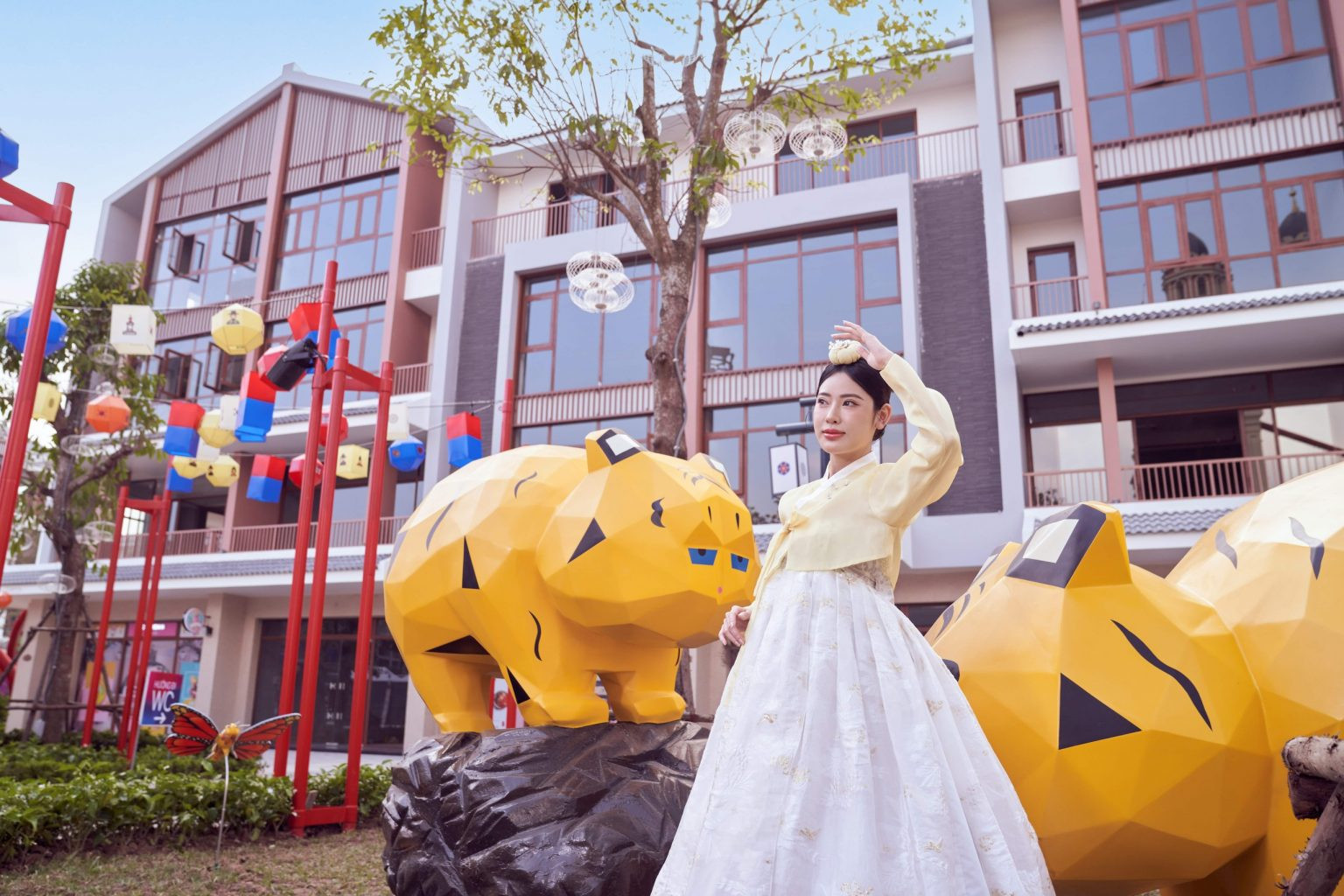 “Lạc bước” tới xứ sở kim chi, trải nghiệm mặc những bộ Hanbok truyền thống và chụp ảnh với bối cảnh đậm chất phim truyền hình Hàn Quốc.